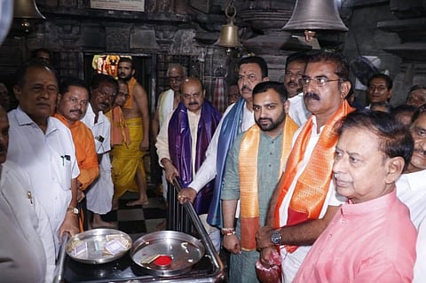 ಗದಗ ವೀರನಾರಾಯಣ ದೇವಸ್ಥಾನದಲ್ಲಿ ಬಿಜೆಪಿ ಮುಖಂಡರು ಮತ್ತು ಕಾರ್ಯಕರ್ತರಿಂದ ಅತೀ ಹೆಚ್ಚು ಅವಧಿ ನರೇಂದ್ರ ಮೋದಿ ಪ್ರಧಾನಿ ಆದ ಹಿನ್ನೆಲೆ ವಿಶೇಷ ಪೂಜೆ ಸಲ್ಲಿಸಲಾಯಿತು. ಬಸವರಾಜ ಬೊಮ್ಮಾಯಿ, ಸಿ.ಸಿ. ಪಾಟೀಲ, ಎಸ್​.ವಿ. ಸಂಕನೂರು, ರಾಜು ಕುರಡಗಿ, ಲಿಂಗರಾಜ ಪಾಟೀಲ ಹಲವರು ಇದ್ದರು.
