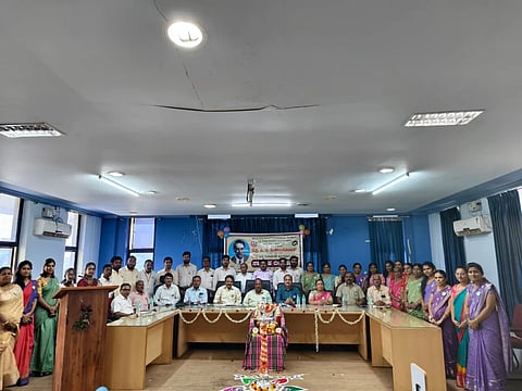 ಗದಗ ಜಿಲ್ಲಾಡಳಿತ ಭವನದಲ್ಲಿ ರಾಷ್ಟ್ರೀಯ ಸಂಖ್ಯಾಶಾಸ್ತ್ರ ದಿನಾಚರಣೆ ಆಚರಿಸಲಾಯಿತು. ಸಿ. ಆರ್​. ಮುಂಡರಗಿ, ಬಿ.ಎಸ್​. ಪಾಟೀಲ, ಎಂ. ವಿ. ಚಳಗೇರಿ, ಯೋಜನಾ ಅಂದಾಜು ಮತ್ತು ಮೌಲ್ಯ ಮಾಪನಾಧಿಕಾರಿ ಬಿ. ಎಲ್​. ಕೊಪ್ಪಳ, ಇಲಾಖೆಯ ಅಧಿಕಾರಿಗಳು, ಸಿಬ್ಬಂದಿ ಹಾಗೂ ವಿವಿಧ ಇಲಾಖೆಗಳ ಪ್ರತಿನಿಧಿಗಳು ಉಪಸ್ಥಿತರಿದ್ದರು.
