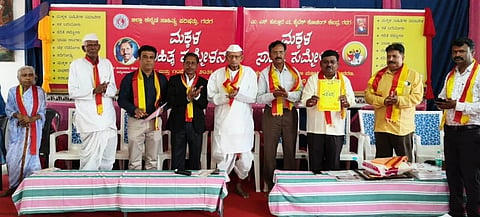 ಗದಗ ವಿಜಯ ಕಲಾ ಮಂದಿರದಲ್ಲಿ ಏರ್ಪಡಿಸಿದ್ದ ಜಿಲ್ಲಾ ಮಕ್ಕಳ ಸಾಹಿತ್ಯ ಸಮ್ಮೇಳನದಲ್ಲಿ ಮಕ್ಕಳು ರಚಿಸಿದ ಕತೆ ಮತ್ತು ಕವಿತೆಗಳ ಕರಡು ಸಂಕಲನಗಳನ್ನು ಲೋಕಾರ್ಪಣೆ ಗೊಳಿಸಲಾಯಿತು. ಎಸ್​. ಎಸ್​. ಪಾಟೀಲ, ವಿವೇಕಾನಂದಗೌಡ ಪಾಟೀಲ, ತಯಬಅಲಿ ಹೊಂಬಳ, ಡಾ. ಶರಣಬಸವೇಶ ಆಲೂರ, ಡಾ. ಶಿವಪ್ಪ ಕುರಿ, ಎಂ. ಎಸ್​. ಹುಲ್ಲೂರ, ಸಂಜಯ ಬಾಗಮಾರ ಇತರರು ಇದ್ದರು.