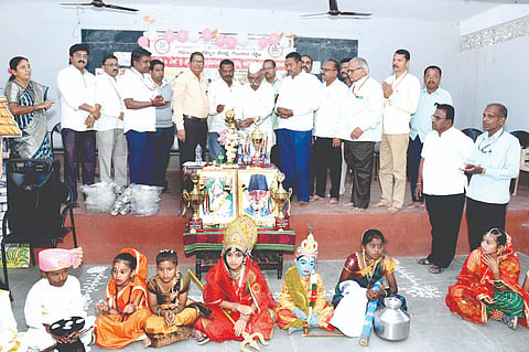 ಗೋಕಾಕ ದಣ ವಲಯ ಮಟ್ಟದ ಪ್ರತಿಭಾ ಕಾರಂಜಿ ಮತ್ತು ಕಲೋತ್ಸವ ಕಾರ್ಯಕ್ರಮವನ್ನು ಗಣ್ಯರು ಉದ್ಘಾಟಿಸಿದರು. ಡಿ.ಎಸ್​.ಗೊರೋಶಿ, ಅಭಿನಂದನ ಜಿರಾಳೆ, ಬಿ.ಆರ್​.ಚಿಪ್ಪಲಕಟ್ಟಿ, ಪ್ರಕಾಶ ಕುರಬೇಟ, ಬಸವರಾಜ ಕ್ಯಾಸ್ತಿ, ವಿವಿಧ ಶಾಲೆಗಳ ಮುಖ್ಯೋಪಾಧ್ಯಾಯರು ಇದ್ದರು.