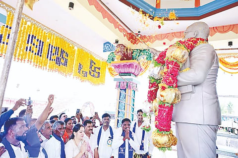 ಎಚ್.ಡಿ.ಕೋಟೆ ತಾಲೂಕಿನ ಜಕ್ಕಹಳ್ಳಿ ಗ್ರಾಮದಲ್ಲಿ ಹಮ್ಮಿಕೊಂಡಿದ್ದ  ಕಾರ್ಯಕ್ರಮದಲ್ಲಿ ಗಣ್ಯರು ಅಂಬೇಡ್ಕರ್ ಪುತ್ಥಳಿ ಅನಾವರಣ ಮಾಡಿದರು.
