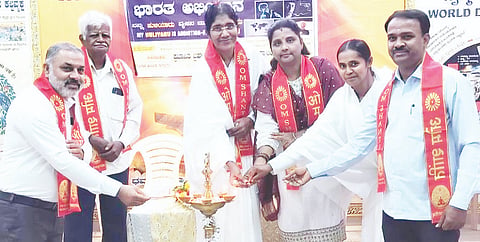 ಹುಳಿಯಾರಿನ Campaign ಪ್ರಜಾಪಿತ ಬ್ರಹ್ಮಕುಮಾರಿ ಈಶ್ವರಿಯ ವಿಶ್ವವಿದ್ಯಾಲಯದ ಆವರಣದಲ್ಲಿ ಆಯೋಜಿಸಲಾಗಿದ್ದ ನಶಾಮುಕ್ತರಾಗುವ ಮಹಾ ಅಭಿಯಾನದಲ್ಲಿ ಕೆಪಿಎಸ್​ ಕಾಲೇಜಿನ ಉಪನ್ಯಾಸಕ ಶಶಿಭೂಷಣ್​, ಪಪಂ ಅಧ್ಯೆ ಪ್ರೀತಿ ರಾಘವೇಂದ್ರ, ನಿವೃತ್ತ ಶಿಕ್ಷಕ ತಿಮ್ಮಯ್ಯ, ಯೋಗ ತರಬೇತುದಾರ ಎಚ್​.ಡಿ.ದುರ್ಗರಾಜ್​ ಇದ್ದರು. 