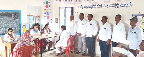 ಗುಡಸ ಸರ್ಕಾರಿ ಶಾಲೆಯಲ್ಲಿ ಪಿಕೆಪಿಎಸ್ ವತಿಯಿಂದ ಆರೋಗ್ಯ ತಪಾಸಣೆ ಶಿಬಿರ ಜರುಗಿತು. ಮಲ್ಲಿಕಾರ್ಜುನ ನರಸನ್ನರ, ರಾಯಪ್ಪ ಡೂಗ, ಸದಾನಂದ ಹಿರೇಮಠ ಇತರರಿದ್ದರು.