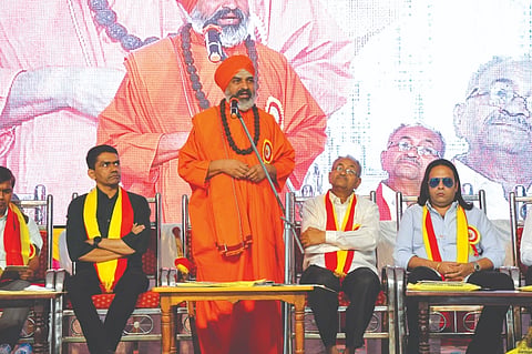 ಹಾರೂಗೇರಿಯಲ್ಲಿ ಹಮ್ಮಿಕೊಂಡಿದ್ದ  ಜಿಲ್ಲಾ ಮಟ್ಟದ ಕನ್ನಡ ಸಾಹಿತ್ಯ ಸಮ್ಮೇಳನ ಕಾರ್ಯಕ್ರಮದಲ್ಲಿ ನಿಜಗುಣಾನಂದ ಸ್ವಾಮೀಜಿ ಮಾತನಾಡಿದರು. ಸರ್ವಾಧ್ಯಕ್ಷ ಡಾ.ವಿ.ಎಸ್.ಮಾಳಿ ಇತರರಿದ್ದರು.