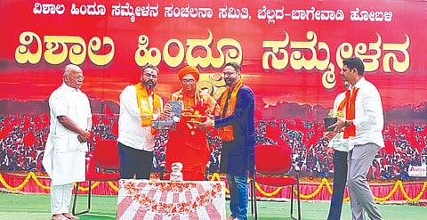 ಹುಕ್ಕೇರಿ ತಾಲೂಕಿನ ಬೆಲ್ಲದ ಬಾಗೇವಾಡಿಯಲ್ಲಿ ಹಮ್ಮಿಕೊಂಡಿದ್ದ ವಿಶಾಲ ಹಿಂದೂ ಸಮ್ಮೇಳನದಲ್ಲಿ ಶಿವಾನಂದ ಸ್ವಾಮೀಜಿ ಅವರನ್ನು ನಿಖಿಲ ಕತ್ತಿ, ಪವನ ಕತ್ತಿ ಸನ್ಮಾನಿಸಿದರು. ಅರುಣಕುಮಾರ ಜಿ ಇದ್ದರು.