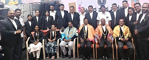 ಹುಕ್ಕೇರಿ ವಕೀಲರ ಸಂಘದ ಸಭಾಭವನದಲ್ಲಿ ಸಂಕೇಶ್ವರ ವಕೀಲರ ಸಂಘಕ್ಕೆ ಆಯ್ಕೆಯಾದ ಪದಾಧಿಕಾರಿಗಳನ್ನು ಸನ್ಮಾನಿಸಲಾಯಿತು. ಡಿ.ಕೆ.ಅವರಗೋಳ, ಶಿವಾನಂದ ಮರಿನಾಯಿಕ, ಎಸ್.ಎಸ್.ಮಗದುಮ್ಮ, ಎಸ್.ಎ.ಮಲ್ಲಾಪುರೆ, ಶಾಂತಾ ಶೀಲಯ್ಯನವರಮಠ ಇತರರಿದ್ದರು.