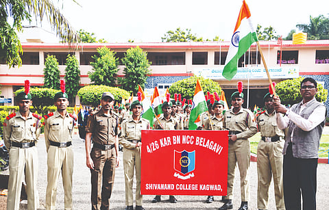 ಕಾಗವಾಡದ ಶಿವಾನಂದ ಮಹಾವಿದ್ಯಾಲಯದಲ್ಲಿ ಹರ್ ಘರ್ ತಿರಂಗಾ ಅಭಿಯಾನದ ಅಂಗವಾಗಿ ಹಮ್ಮಿಕೊಂಡಿದ್ದ ಜನಜಾಗೃತಿ ರ‌್ಯಾಲಿಯಲ್ಲಿ ಡಾ.ಎಸ್.ಪಿ.ತಳವಾರ, ಅಶೋಕ ಅಳಗೊಂಡಿ ಹಾಗೂ ಎನ್‌ಸಿಸಿ ಕೆಡೆಟ್‌ಗಳು ಇದ್ದರು.