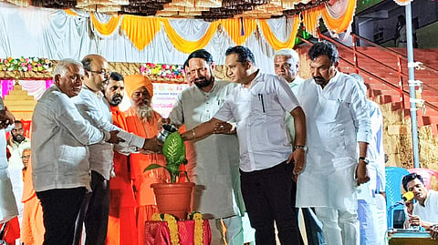 ಕವಲಗುಡ್ಡದಲ್ಲಿ ಹಮ್ಮಿಕೊಂಡಿದ್ದ ಸಿದ್ಧರತ್ನ ಮದಗೊಂಡೇಶ್ವರ ಮಹಾರಾಜರ ಗುರು ಸ್ಮರಣೋತ್ಸವ ಕಾರ್ಯಕ್ರಮವನ್ನು ವಿಧಾನ ಪರಿಷತ್ ಸದಸ್ಯ ಡಾ.ಯತೀಂದ್ರ ಸಿದ್ದರಾಮಯ್ಯ ಉದ್ಘಾಟಿಸಿದರು. ಲಕ್ಷ್ಮಣ ಸವದಿ, ಸೋಮಲಿಂಗೇಶ್ವರ ಪಟ್ಟದ ಸ್ವಾಮೀಜಿ, ಅಭಿನವ ಸಿದ್ಧಲಿಂಗೇಶ್ವರ ಸ್ವಾಮೀಜಿ ಇತರರಿದ್ದರು.