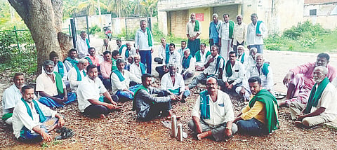 ಕೆ.ಎಂ.ದೊಡ್ಡಿಯ ಸಮುದಾಯ ಆರೋಗ್ಯ ಕೇಂದ್ರದ ಆವರಣದಲ್ಲಿ ರಾಜ್ಯ ರೈತ ಸಂಘದ ತಾಲೂಕು ಕಾರ್ಯಕರ್ತರು ಸಭೆ ನಡೆಸಿ ಚರ್ಚಿಸಿದರು.