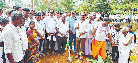 ಕಾಡುಕೊತ್ತನಹಳ್ಳಿಯ ಹೆಬ್ಬಕವಾಡಿ ನಾಲೆ ಬಳಿ ಕಾವೇರಿ ನೀರಾವರಿ ನಿಗಮದ ವತಿಯಿಂದ ಸುಮಾರು 40 ಕೋಟಿ ರೂ. ವೆಚ್ಚದಲ್ಲಿ ಹೆಬ್ಬಕವಾಡಿ ನಾಲಾ ಆಧುನೀಕರಣ ಕಾಮಗಾರಿಗೆ ಶಾಸಕ ಕದಲೂರು ಉದಯ್ ಭೂಮಿಪೂಜೆ ನೆರವೇರಿಸಿದರು.