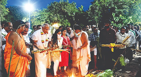 ಕೆ.ಎಂ.ದೊಡ್ಡಿಯ ಚಾಂಶುಗರ್ಸ್‌  ಕಾರ್ಖಾನೆಯಲ್ಲಿ ಕಬ್ಬು ಅರೆಯುವ ಕಾರ್ಯಕ್ಕೆ ಕಾರ್ಖಾನೆಯ ಹಿರಿಯ ಉಪಾಧ್ಯಕ್ಷ ಆರ್. ಮಣಿ ಚಾಲನೆ ನೀಡಿದರು. 