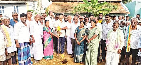ಛತ್ರದಹೊಸಹಳ್ಳಿ ಗ್ರಾಮದಲ್ಲಿ 8 ಲಕ್ಷ ರೂ ವೆಚ್ಚದ ರಸ್ತೆ ಅಭಿವೃದ್ಧಿ ಕಾಮಗಾರಿಗೆ ವಿಧಾನ ಪರಿಷತ್ ಸದಸ್ಯ ಮಧು ಜಿ.ಮಾದೇಗೌಡ ಭೂಮಿಪೂಜೆ ನೆರವೇರಿಸಿದರು. ತಾಪಂ ಮಾಜಿ ಸದಸ್ಯ ಭರತೇಶ್, ಕಾಂಗ್ರೆಸ್ ಪಕ್ಷದ ಪರಿಶಿಷ್ಟ ವಿಭಾಗದ ಜಿಲ್ಲಾ ಕಾರ್ಯದರ್ಶಿ ಮಣಿಗೆರೆ  ಕೆ.ಕಬ್ಬಾಳಯ್ಯ, ಗ್ರಾಪಂ ಅಧ್ಯಕ್ಷೆ ಕಮಲಮ್ಮ ಬೋರೇಗೌಡ ಮತ್ತಿತರರಿದ್ದರು.