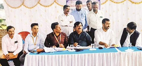 ಚಿಕ್ಕಅಳುವಾರ ಗ್ರಾಮದಲ್ಲಿರುವ ಶ್ರೀ ಅಳುವಾರಮ್ಮ ದೇವಾಲಯ ಆವರಣದಲ್ಲಿ  ಶಾಸಕ ಡಾ.ಮಂತರ್‌ಗೌಡ ಅಧ್ಯಕ್ಷತೆಯಲ್ಲಿ ಗ್ರಾಮ ಅರಣ್ಯ ಸಮಿತಿಯ ಸಭೆ ಆಯೋಜಿಸಲಾಗಿತ್ತು. ಸೋಮಶೇಖರ್, ಕಿರಣ್ ಜಿ.ಗೌರಯ್ಯ, ಹೊನ್ನೇಗೌಡ, ವಿ.ಪಿ.ಶಶಿಧರ್ ಇದ್ದರು.