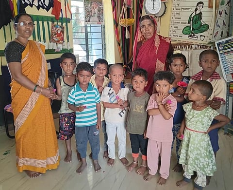 ಕುಷ್ಟಗಿ ತಾಲೂಕಿನ ಯಲಬುರ್ತಿ ಗ್ರಾಮದ ಅಂಗನವಾಡಿ ಕೇಂದ್ರದಲ್ಲಿ ಸೋಮವಾರ ಮಕ್ಕಳಿಗೆ ಗುಲಾಬಿ ಹೂ ನೀಡಿ ಸ್ವಾಗತ ಕೋರಲಾಯಿತು. ಕೇಂದ್ರದ ಕಾರ್ಯಕರ್ತೆ-ಸಹಾಯಕಿ ಇದ್ದರು.