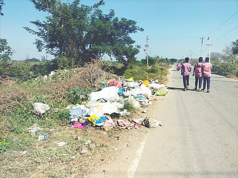  ಕೊಟ್ಟೂರಿನ ಚಿರಿಬಿ ಮಾರ್ಗದಲ್ಲಿ ಜನರು ತ್ಯಾಜ್ಯ ಎಸೆದಿರುವುದು. 