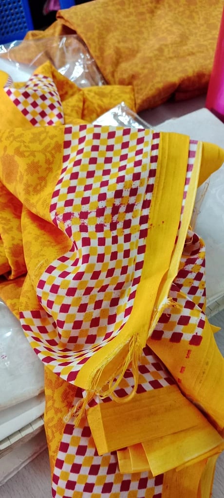ಅಂಗನವಾಡಿ ಕಾರ್ಯಕರ್ತೆಯರಿಗೆ ವಿತರಿಸಿದ ಸೀರೆಗಳು 