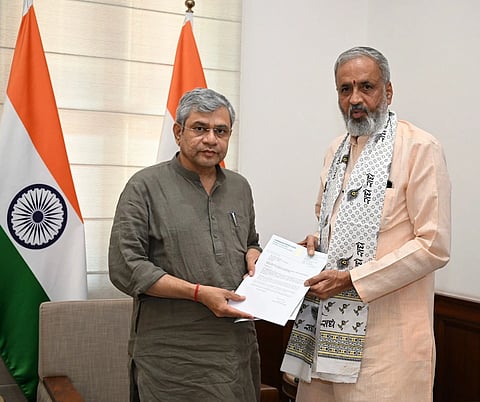 ಸಂಸದ ವೀಶ್ವೇಶ್ವರ ಹೆಗಡೆ ಕಾಗೇರಿ ಅವರು ರೈಲ್ವೆ ಸಚಿವ ಅಶ್ವಿನ್‌ ವೈಷ್ಣವರ್‌ ಅವರನ್ನು ಭೇಟಿಯಾದರು.