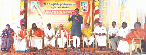 ಕಕಮರಿ ಗ್ರಾಮದ ಶ್ರೀ ಸಿದ್ಧರಾಮೇಶ್ವರ ಜ್ಞಾನಕುಟೀರದ ವಾರ್ಷಿಕೋತ್ಸವ ಸಪ್ತಾಹ ಕಾರ್ಯಕ್ರಮದಲ್ಲಿ ಚಿದಾನಂದ ಸವದಿ ಮಾತನಾಡಿದರು. ಶಶಿಕಾಂತ ಗುರೂಜಿ, ತಾರಾಚಂದ ಮಹಾರಾಜರು, ಮುಕುಂದ ಮಹಾರಾಜರು, ಯೋಗೇಶ್ವರಿ ಮಾತಾಜಿ ಇತರರಿದ್ದರು.