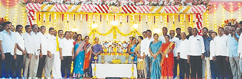 ಕೆಜಿಎಫ್​ನ Mallamma Jayanti ರೆಡ್ಡಿ ಕಲ್ಯಾಣ ಮಂಟಪದಲ್ಲಿ ಹಮ್ಮಿಕೊಂಡಿದ್ದ ಹೇಮರೆಡ್ಡಿ ಮಲ್ಲಮ್ಮ ಜಯಂತಿಯಲ್ಲಿ ರೆಡ್ಡಿ ಜನಸಂದ ತಾಲೂಕು ಅಧ್ಯಕ್ಷ ಪ್ರಸನ್ನ ರೆಡ್ಡಿ, ಗೌರವ ಅಧ್ಯಕ್ಷ ವಿಜಯರಾವ ರೆಡ್ಡಿ, ಜಿಪಂ ಮಾಜಿ ಸದಸ್ಯ ಅಪ್ಪಿರೆಡ್ಡಿ, ತಾಪಂ ಮಾಜಿ ಅಧ್ಯಕ್ಷ ರಾಮಕೃಷ್ಣ ರೆಡ್ಡಿ, ವಕೀಲ ಪದ್ಮನಾಭ ರೆಡ್ಡಿ, ದಾಮೋದರ್​ ರೆಡ್ಡಿ ಇದ್ದರು.
