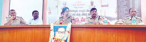 ಮದ್ದೂರು ನಗರದ ತಾ. ಪಂ. ಸಭಾಂಗಣದಲ್ಲಿ ನಡೆದ ಪರಿಶಿಷ್ಟ ಜಾತಿ ಹಾಗೂ ಪಂಗಡಗಳ ಕುಂದು ಕೊರತೆ ಸಭೆಯಲ್ಲಿ ಜಿಲ್ಲಾ ಪೊಲೀಸ್ ವರಿಷ್ಠಾಧಿಕಾರಿ ಶೋಭಾರಾಣಿ ಮಾತನಾಡಿದರು. ಯಶವಂತ್‌ಕುಮಾರ್, ನವೀನ್‌ಕುಮಾರ್, ನಾರಾಯಣ್, ನಾಗರಾಜು ಇದ್ದರು.