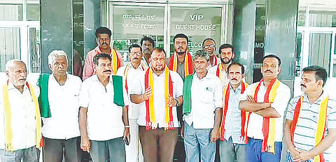 ಮದ್ದೂರು ನಗರದ ಪ್ರವಾಸಿ ಮಂದಿರದಲ್ಲಿ  ಹಮ್ಮಿಕೊಂಡಿದ್ದ ಸಭೆಯಲ್ಲಿ ಕಸ್ತೂರಿ ಕರ್ನಾಟಕ ಜನಪರ ವೇದಿಕೆ ಜಿಲ್ಲಾಧ್ಯಕ್ಷ ವಿ.ಸಿ.ಉಮಾಶಂಕರ್ ಮಾತನಾಡಿದರು. ಎಂ.ಸಿ.ಲಿಂಗರಾಜು, ನಾಗರಾಜು, ವಿಶ್ವಾಸ್, ಉಮೇಶ್, ವಿ.ಎಸ್.ಶಿವಲಿಂಗಯ್ಯ, ಎಸ್.ಎಲ್.ಉಮೇಶ್ ಇದ್ದರು.