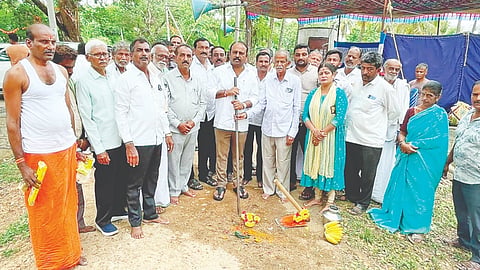ಮದ್ದೂರು ತಾಲೂಕಿನ ಪಣ್ಣೆದೊಡ್ಡಿ ಗ್ರಾಮದಲ್ಲಿ 5 ಕೋಟಿ ರೂ.ವೆಚ್ಚದಲ್ಲಿ ಕಾಲುವೆ ಅಭಿವೃದ್ಧಿ ಕಾಮಗಾರಿ ಶಾಸಕ ಕೆ.ಎಂ.ಉದಯ್ ಭೂಮಿ ಪೂಜೆ ಮಾಡಿದರು. ವಿಜೇಂದ್ರ, ಸುಧಾಕರ್, ಧನಂಜಯ, ಅಡ್ಡ ರಸ್ತೆ ಗೋಪಿ, ಚಿಕ್ಕತಿಮ್ಮೇಗೌಡ, ಶರತ್, ಶೋಭಾ, ಮುರಳಿ, ಬಾಬು, ರವಿ, ಪ್ರಸನ್ನ, ಚಿಕ್ಕೇಗೌಡ ಇದ್ದರು. 