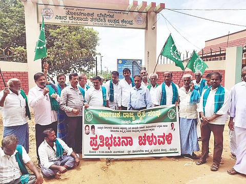 ಕೃಷಿ ಸಂಬಂಧಿಸಿದ ಇಲಾಖೆ ಸ್ಥಳವನ್ನು ಬೇರೆ ಇಲಾಖೆಗೆ ಪರಭಾರೆ ಮಾಡದೆ, ಅದೇ ಇಲಾಖೆಗಳ ಅಭಿವೃದ್ಧಿ ಕಾರ್ಯಗಳಿಗೆ  ಮಾತ್ರ ಬಳಸಬೇಕೆಂದು ಒತ್ತಾಯಿಸಿ ರೈತ ಸಂಘದ ವತಿಯಿಂದ ನಗರದ ತೋಟಗಾರಿಕೆ ಕಚೇರಿ ಮುಂದೆ ಪ್ರತಿಭಟನೆ ನಡೆಸಲಾಯಿತು. ಶಂಕರೇಗೌಡ, ರವಿಕುಮಾರ್, ಜಿ.ಎ.ಶಂಕರ್, ವಿ.ಸಿ.ಉಮೇಶ್, ವಿನೋದ್‌ಬಾಬು ಇದ್ದರು.