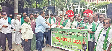 ಕಬ್ಬು ಬೆಳೆಗಾರರ ವಿವಿಧ ಬೇಡಿಕೆಗಳನ್ನು ಈಡೇರಿಸುವಂತೆ ಒತ್ತಾಯಿಸಿ ಭಾರತೀಯ ಕಿಸಾನ್ ಸಂಘ, ಜಿಲ್ಲಾ ಕಬ್ಬು ಬೆಳೆಗಾರರ ಸಮಿತಿ ಹಾಗೂ ಬೆಳೆಗಾರರು ಗುರುವಾರ ತಾಲೂಕಿನ ಕೊಪ್ಪದ ಎನ್‌ಎಸ್‌ಎಲ್ ಸಕ್ಕರೆ ಕಾರ್ಖಾನೆ ಎದುರು ಪ್ರತಿಭಟನೆ ನಡೆಸಿ, ಕಾರ್ಖಾನೆಯ ಎಂಜಿಎಂ ಚಂದ್ರಶೇಖರ್ ಅವರಿಗೆ ಮನವಿ ಪತ್ರ ಸಲ್ಲಿಸಿದರು. 