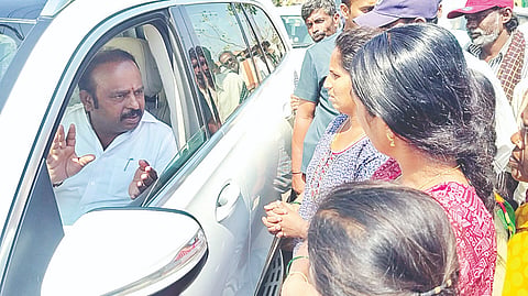 ಮದ್ದೂರು ತಾಲೂಕಿನ ಅಂಕೇಗೌಡನದೊಡ್ಡಿ ಗ್ರಾಮಕ್ಕೆ ಮೂಲ ಸೌಕರ್ಯ ಕಲ್ಪಿಸುವಂತೆ ಶಾಸಕ ಕೆ.ಎಂ.ಉದಯ್ ಅವರಿಗೆ ಮಹಿಳೆಯರ ಮನವಿ ಮಾಡಿದರು.