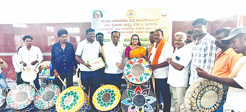 ಚರ್ಮ ವಾದ್ಯ ತರಬೇತಿ ಕಾರ್ಯಾಗಾರದ ಸಮಾರೋಪ ಸಮಾರಂಭದಲ್ಲಿ ಚರ್ಮವಾದ್ಯಗಳು ಹಾಗೂ ಪ್ರಶಸ್ತಿ ಪತ್ರಗಳನ್ನು ಡಾ. ಬಾಬು ಜಗಜೀವನ ರಾಮ್ ಚರ್ಮ ಕೈಗಾರಿಕಾ ಅಭಿವೃದ್ಧಿ ನಿಗಮದ ವ್ಯವಸ್ಥಾಪಕ ನಿರ್ದೇಶಕಿ ಡಾ.ಕೆ.ಎಂ.ವಸುಂಧರಾ ವಿತರಿಸಿದರು. ಡಿ.ಪಿ.ಸ್ವಾಮಿ, ಎಲ್.ನಾಗರಾಜು, ಕೀಲಾರ ಕೃಷ್ಣೇಗೌಡ, ಸಿ.ಮಂಜುನಾಥ್, ಚಾಮನಹಳ್ಳಿ ಮಂಜು ಇದ್ದರು.