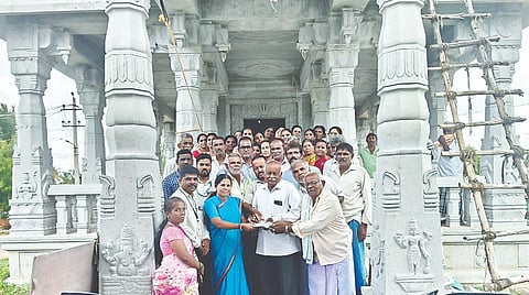 ಮದ್ದೂರು ತಾಲೂಕಿನ ಕೊಪ್ಪ ಹೋಬಳಿಯ ಚಿಕ್ಕದೊಡ್ಡಿ ಗ್ರಾಮದ ಶ್ರೀರಾಮ ಮಂದಿರ ಜೀರ್ಣೋದ್ಧಾರಕ್ಕೆ ಶ್ರೀ ಕ್ಷೇತ್ರ ಧರ್ಮ ಸ್ಥಳ ಗ್ರಾಮಾಭಿವೃದ್ದಿ ಸಂಸ್ಥೆಯ ವತಿಯಿಂದ 2.50 ಲಕ್ಷ ರೂ.ಗಳ ಡಿಡಿ ಅನ್ನು ಜಿಲ್ಲಾ ನಿರ್ದೇಶಕಿ ಚೇತನ ಹಸ್ತಾಂತರಿಸಿದರು. ಸಿದ್ದಯ್ಯ, ಹಾಲಪ್ಪ, ದೇವಸ್ಥಾನ ಸಮಿತಿ ಸದಸ್ಯರು ಹಾಗೂ ಗ್ರಾಮಸ್ಥರು ಇದ್ದರು.