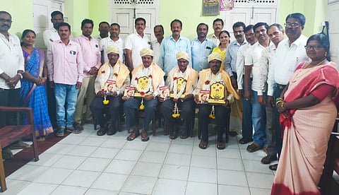 ಮದ್ದೂರು ನಗರದ ಪ್ರವಾಸಿ ಮಂದಿರದಲ್ಲಿ ಕರ್ನಾಟಕ ರಾಜ್ಯ ಪರಿಶಿಷ್ಟ ಜಾತಿ ಪರಿಶಿಷ್ಟ ಪಂಗಡ, ಪ್ರಾಥಮಿಕ ಮಾಧ್ಯಮಿಕ ಶಾಲಾ ಶಿಕ್ಷಕರ ಕ್ಷೇಮಾಭಿವೃದ್ಧಿ ಸಂಘದ ವತಿಯಿಂದ ಸರ್ಕಾರಿ ಪ್ರಾಥಮಿಕ ಶಾಲೆಯಲ್ಲಿ ಸೇವೆ ಸಲ್ಲಿಸಿ ನಿವೃತ್ತಿ ಹೊಂದಿದ ಶಿಕ್ಷಕರನ್ನು ಅಭಿನಂದಿಸಲಾಯಿತು. ಶಿವಣ್ಣ, ಕೆ.ಟಿ.ಶಿವಕುಮಾರ್, ಬಿ.ವಿ.ಹಳ್ಳಿ ನಾರಾಯಣ್ ಸೇರಿದಂತೆ ಇತರರು ಹಾಜರಿದ್ದರು.