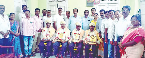ಮದ್ದೂರು ನಗರದ ಪ್ರವಾಸಿ ಮಂದಿರದಲ್ಲಿ ಕರ್ನಾಟಕ ರಾಜ್ಯ ಪರಿಶಿಷ್ಟ ಜಾತಿ ಪರಿಶಿಷ್ಟ ಪಂಗಡ, ಪ್ರಾಥಮಿಕ ಮಾಧ್ಯಮಿಕ ಶಾಲಾ ಶಿಕ್ಷಕರ ಕ್ಷೇಮಾಭಿವೃದ್ಧಿ ಸಂಘದ ವತಿಯಿಂದ ಸರ್ಕಾರಿ ಪ್ರಾಥಮಿಕ ಶಾಲೆಯಲ್ಲಿ ಸೇವೆ ಸಲ್ಲಿಸಿ ನಿವೃತ್ತಿ ಹೊಂದಿದ ಶಿಕ್ಷಕರನ್ನು ಅಭಿನಂದಿಸಲಾಯಿತು. ಶಿವಣ್ಣ, ಕೆ.ಟಿ.ಶಿವಕುಮಾರ್, ಬಿ.ವಿ.ಹಳ್ಳಿ ನಾರಾಯಣ್ ಸೇರಿದಂತೆ ಇತರರು ಹಾಜರಿದ್ದರು.