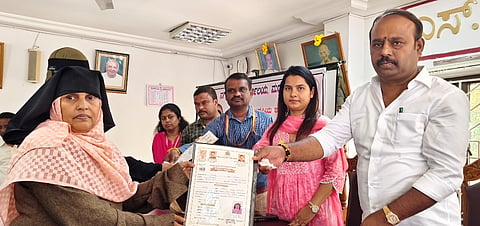 ಮದ್ದೂರು ನಗರಸಭೆ ಎಸ್.ಎಂ.ಕೃಷ್ಣ ಸಭಾಂಗಣದಲ್ಲಿ ಆಯೋಜಿಸಿದ್ದ ಕಾರ್ಯಕ್ರಮದ ವೇಳೆ ಶಿವಪುರದ ಆಶ್ರಯ ಬಡಾವಣೆ ನಿವಾಸಿಗಳಿಗೆ ಶಾಸಕ ಕೆ.ಎಂ.ಉದಯ್ ಹಕ್ಕುಪತ್ರ ವಿತರಿಸಿದರು. ರಾಧಿಕಾ, ಶ್ರೀಧರ್, ಅರ್ಚನಾ, ಪುಟ್ಟಸ್ವಾಮಿ, ಲೋಕೇಶ್ ಇದ್ದರು.