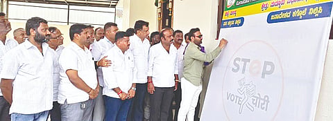 ಮದ್ದೂರು ತಾಲೂಕಿನ ಕದಲೂರು ಗ್ರಾಮದಲ್ಲಿ ಆಯೋಜಿಸಿದ್ದ ಮತಚೋರಿ ಸಹಿ ಸಂಗ್ರಹ ಅಭಿಯಾನಕ್ಕೆ ಕಾರ್ಮಿಕ ಸಚಿವ ಸಂತೋಷ್ ಲಾಡ್ ಸಹಿ ಹಾಕುವುದರ ಮೂಲಕ ಅಭಿಯಾನಕ್ಕೆ ಚಾಲನೆ ನೀಡಿದರು. ಕೆ.ಎಂ.ಉದಯ್, ರಾಜೀವ್, ಹರೀಶ್‌ಬಾಬು, ಚಲುವರಾಜು, ಪಿ.ಸಂದರ್ಶ ಇದ್ದರು.