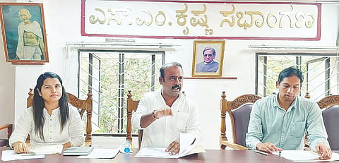 ಮದ್ದೂರು ನಗರದ ಎಸ.ಎಂ. ಕೃಷ್ಣ ಸಭಾಂಗಣದಲ್ಲಿ ಆಯೋಜಿಸಿದ್ದ ಅಧಿಕಾರಿಗಳ ಸಭೆಯಲ್ಲಿ ಶಾಸಕ ಕೆ.ಎಂ.ಉದಯ್ ಮಾತನಾಡಿದರು. ರಾಧಿಕಾ, ಸುರೇಶ್ ಇದ್ದರು.