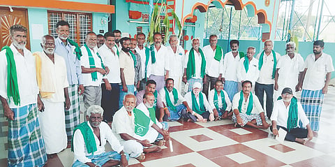 ಮದ್ದೂರು ತಾಲೂಕಿನ ಕೊಪ್ಪದಲ್ಲಿ ರೈತ ಸಂಘದ ಕಾರ್ಯಕರ್ತರ ಸಭೆ ನಡೆಯಿತು. ಗೊಲ್ಲರದೊಡ್ಡಿ ಅಶೋಕ್, ದೊಡ್ಡಮರಿಯಪ್ಪ, ಲಿಂಗಪ್ಪಾಜಿ, ಜಿ.ಎ.ಶಂಕರ್, ಹೊನ್ನಶೆಟ್ಟಿ, ವರದರಾಜು, ವಿನೋದ್‌ಬಾಬು, ಸತೀಶ್, ಕುಮಾರ್, ರವೀಶ್ ಇದ್ದರು.