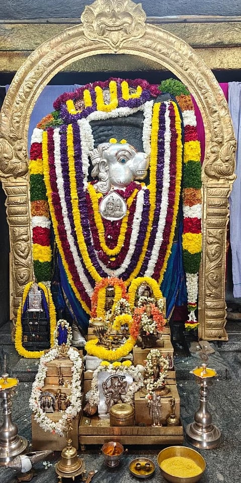 ಮದ್ದೂರು ನಗರದ ಪುರಾಣ ಪ್ರಸಿದ್ಧ ಶ್ರೀ ಹೊಳೆ ಆಂಜನೇಯಸ್ವಾಮಿಗೆ ವಿಶೇಷ ಅಲಂಕಾರ ಮಾಡಿರುವುದು.