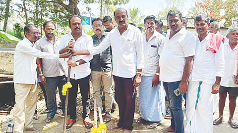 ಮದ್ದೂರು ತಾಲೂಕಿನ ಅಗರಲಿಂಗನದೊಡ್ಡಿಯಲ್ಲಿ ರಸ್ತೆ ಅಭಿವೃದ್ಧಿ ಕಾಮಗಾರಿಗೆ ಶಾಸಕ ಕೆ.ಎಂ.ಉದಯ್ ಚಾಲನೆ ನೀಡಿದರು. ಸಂದೀಪ್, ಅಪ್ಪೇಗೌಡ, ಪುಟ್ಟಪ್ಪ ಇದ್ದರು.