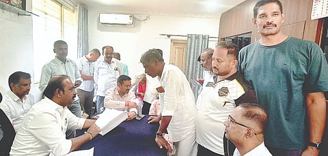 ಮದ್ದೂರು ನಗರದ ತಾಲೂಕು ಕಚೇರಿಯ ಶಾಸಕ ಕಚೇರಿಯಲ್ಲಿ ಶಾಸಕ ಕೆ.ಎಂ.ಉದಯ್ ಸ್ಥಳಿಯ ಸಾರ್ವಜನಿಕರ ಕುಂದು-ಕೊರತೆಗಳ ಅಹವಾಲು ಸ್ವೀಕರಿಸಿದರು. ಶಿವಕುಮಾರ್ ಬಿರಾದಾರ, ಬಸವರಾಜು, ಚಲುವರಾಜು, ರಾಮಲಿಂಗಯ್ಯ ಇದ್ದರು.