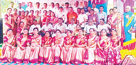 ಮದ್ದೂರು ತಾಲೂಕಿನ ಕೊಪ್ಪ ಹೋಬಳಿಯ ಅಬಲವಾಡಿ ಗ್ರಾಮದ ಸರ್ಕಾರಿ ಶಾಲೆ ಆವರಣದಲ್ಲಿ ಷ1995-96ನೇ ಸಾಲಿನ ವಿದ್ಯಾರ್ಥಿಗಳು ನಿವೃತ್ತ ಶಿಕ್ಷಕರುಗಳಿಗೆ ಗುರುವಂದನಾ ಕಾರ್ಯಕ್ರಮವನ್ನು ಆಯೋಜಿಸಲಾಗಿತ್ತು. ಬಿ.ಪುಟ್ಟಚೆನ್ನಿ, ತಮ್ಮಣ್ಣ, ಜ್ಞಾನಪೂರ್ಣ, ಮಹದೇವಸ್ವಾಮಿ, ಗುರುಸ್ವಾಮಿ, ರಾಜಗೋಪಾಲ್, ಸಿದ್ದಲಿಂಗಸ್ವಾಮಿ, ಉಮೇಶ್‌ಕೊಪ್ಪ, ಭೈರಶೆಟ್ಟಿ, ಕುಮಾರ್ ಇದ್ದರು.