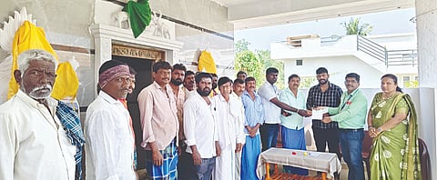 ಮದ್ದೂರು ತಾಲೂಕಿನ ಕೆ.ಹೊನ್ನಲಗೆರೆ ವಲಯದ ಕೂಳೆಗೆರೆ ಗ್ರಾಮದಲ್ಲಿನ ಶ್ರೀ ಬನ್ನೂರು ಹೇಮಾದ್ರಮ್ಮ ಮತ್ತು ಶ್ರೀ ಬದ್ನಾಳ ಸಿದ್ದೇಶ್ವರ ಸ್ವಾಮಿ ದೇವಸ್ಥಾನದ ಜೀರ್ಣೋದ್ಧಾರಕ್ಕೆ ಶ್ರೀಕ್ಷೇತ್ರದಿಂದ ಮಂಜೂರು ಮಾಡಿರುವ 1 ಲಕ್ಷ ರೂ. ಮೊತ್ತದ ಡಿಡಿ ಯನ್ನು ಎಂ.ಎ.ಹಾಲಪ್ಪ ವೆಂಕಟೇಶ್ವರ ಅವರಿಗೆ ಹಸ್ತಾಂತರ ಮಾಡಿದರು. 