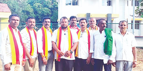 ಮಂಗಳವಾರ ಕಾವೇರಿ ನೀರು ನಿಯಂತ್ರಣ ಮಂಡಳಿ ಸಭೆಯಲ್ಲಿ ಕೆ ಆರ್ ಎಸ್ ನಿಂದ ಪ್ರತಿನಿತ್ಯ 15 ದಿವಸಗಳ ಕಾಲ 12 ಸಾವಿರ ಕ್ಯೂಸೆಕ್ ನೀರು ಬಿಡುವಂತೆ ಆದೇಶ ಮಾಡಿರುವುದನ್ನು ಖಂಡಿಸಿ ನಗರದ ಪ್ರವಾಸಿ ಮಂದಿರದಲ್ಲಿ ಮಂಗಳವಾರ ಕಸ್ತೂರಿ ಕರ್ನಾಟಕ ಜನಪರ ವೇದಿಕೆ ಹಾಗೂ  ಕರ್ನಾಟಕ ರಾಜ್ಯ ರೈತ ಸಂಘದಿಂದ ಪ್ರತಿಭಟನೆ ನಡೆಸಲಾಯಿತು. ವಿ.ಸಿ.ಉಮಾಶಂಕರ್, ಸೊ.ಶಿ.ಪ್ರಕಾಶ್, ಎಂ.ಸಿ.ಲಿಂಗರಾಜು, ತಿಪ್ಪೂರು ರಾಜೇಶ್, ಸುನೀಲ್‌ಕುಮಾರ್ ಇದ್ದರು.