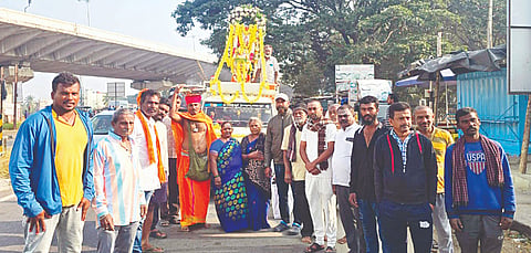 ಅರ್ಚಕ ಶಿವರುದ್ರಚಾರ್ ನೇತೃತ್ವದಲ್ಲಿ ಭಕ್ತರು ಮದ್ದೂರು ನಗರದಿಂದ ಮಹದೇಶ್ವರ ಬೆಟ್ಟಕ್ಕೆ ಪಾದಯಾತ್ರೆ ಮೂಲಕ ತೆರಳಿದರು. ಸಿದ್ದರಾಜು, ಪ್ರಕಾಶ್, ಮಹದೇವ, ಧರ್ಮಪ್ಪ, ಮಂಜು, ಜಯರಾಮು, ದೀಪು, ಶ್ರೀನಿವಾಸ್, ರಾಮಕೃಷ್ಣ ಇದ್ದರು.