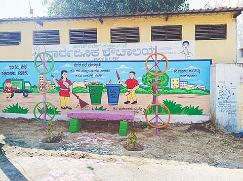 ಮದ್ದೂರು ನಗರಸಭೆ ವ್ಯಾಪ್ತಿಯ ಗುರುಶಾಂತಪ್ಪ ಸರ್ಕಾರಿ ಆಸ್ಪತ್ರೆ ಪಕ್ಕದ ರಸ್ತೆಯಲ್ಲಿ ಸಾರ್ವಜನಿಕರು ದಿನನಿತ್ಯ ಕಸದರಾಶಿ ಹಾಕುತ್ತಿದ್ದ ಸ್ಥಳದಲ್ಲಿ ರಂಗೋಲಿ ಹಾಕಿ ಕುಳಿತುಕೊಳ್ಳಲು ಆಸನದ ವ್ಯವಸ್ಥೆ ಮಾಡಿರುವುದು.
