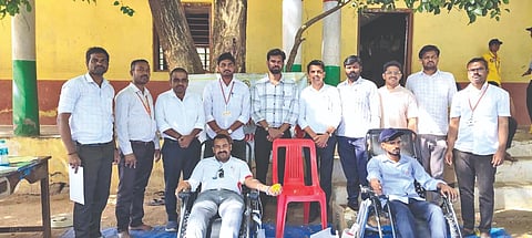 ಮುದ್ದೇಬಿಹಾಳ ತಾಲೂಕಿನ ಮುದ್ನಾಳ ಗ್ರಾಮದ ಸರ್ಕಾರಿ ಹಿರಿಯ ಪ್ರಾಥಮಿಕ ಶಾಲೆಯ ಆವರಣದಲ್ಲಿ ಪ್ರಥಮ ದರ್ಜೆ ಕಾಲೇಜ್ ವತಿಯಿಂದ ರಾಷ್ಟ್ರೀಯ ಸೇವಾ ಯೋಜನೆಯ ವಾರ್ಷಿಕ ಶಿಬಿರದ ಪ್ರಯುಕ್ತ ರಕ್ತದಾನ ಶಿಬಿರ ಹಮ್ಮಿಕೊಳ್ಳಲಾಯಿತು. ಮಹೇಶ್ವರಿ ಹಿರೇಮಠ, ಚೆನ್ನಮ್ಮ ಚಿಲಮೂರ, ಡಾ. ಸಂಗಮೆಶ ದಶವಂತ ಮತ್ತಿತರರಿದ್ದರು.