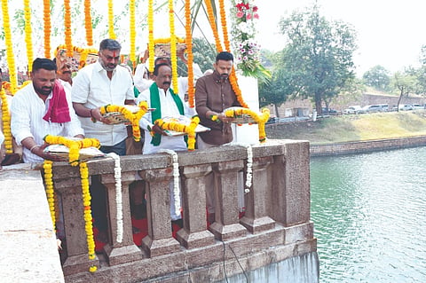 ಮುನವಳ್ಳಿ ಸಮೀಪದ ಮಲಪ್ರಭಾ ಜಲಾಶಯಕ್ಕೆ ಶಾಸಕರಾದ ವಿಶ್ವಾಸ ವೈದ್ಯ, ಎನ್​.ಎಚ್​.ಕೋನರೆಡ್ಡಿ, ವಿಧಾನ ಪರಿಷತ್​ ಸದಸ್ಯ ಚನ್ನರಾಜ ಹಟ್ಟಿಹೊಳಿ, ಮಹಾಮಂಡಳದ ಅಧ್ಯ ಸದಾಶಿವಗೌಡ ಪಾಟೀಲ ಬಾಗಿನ ಅರ್ಪಿಸಿದರು.