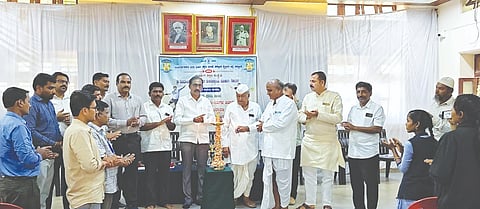 ಮೂಡಲಗಿ ಶಿಣ ಸಂಸ್ಥೆಯಲ್ಲಿ ಚಿಕ್ಕೋಡಿ ಪದವಿಪೂರ್ವ ಕಾಲೇಜುಗಳ ಜಿಲ್ಲಾಮಟ್ಟದ ಬಾಲಕ ಹಾಗೂ ಬಾಲಕಿಯರ ಹ್ಯಾಂಡ್​ಬಾಲ್​ ಕ್ರೀಡಾಕೂಟವನ್ನು ಗಣ್ಯರು ಉದ್ಘಾಟಿಸಿದರು. ವಿ.ಆರ್​.ಸೋನವಾಲ್ಕರ್​, ಎಸ್​.ಎಸ್​.ಸನದಿ ಇತರರಿದ್ದರು.