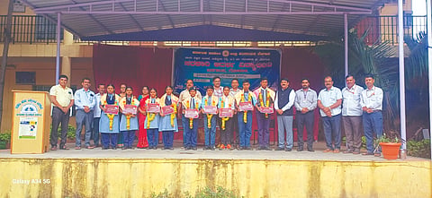 ಖನಗಾಂವ ಆರ್​ಎಂಎಸ್​ಎ ಶಾಲೆಯಲ್ಲಿ ಸಾಧಕ ವಿದ್ಯಾರ್ಥಿಗಳಿಗೆ ಪ್ರಮಾಣ ಪತ್ರ ವಿತರಿಸಲಾಯಿತು. ಮಹೇಂದ್ರ ಸಿಂಗ್​, ಎಂ.ಬಿ.ಪಾಟೀಲ, ಬಿ.ಸಿ.ಸುತಗಟ್ಟಿ ಇತರರಿದ್ದರು.