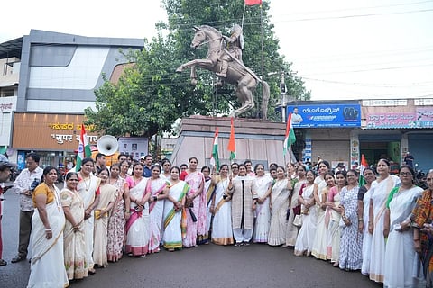 ನಿಪ್ಪಾಣಿಯಲ್ಲಿ ಹರ್ ಘರ್ ತಿರಂಗಾ ಅಭಿಯಾನದಡಿ ಶಾಸಕಿ ಶಶಿಕಲಾ ಜೊಲ್ಲೆ ನೇತೃತ್ವದಲ್ಲಿ ತಿರಂಗಾ ರ‍್ಯಾಲಿ ನಡೆಸಿದರು. ಯೋಗಿತಾ ಘೋರ್ಪಡೆ, ಲಕ್ಷ್ಮಿ ಖೋತ, ಗೀತಾ ಪಾಟೀಲ ಇತರರಿದ್ದರು.